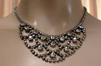 a beautiful vintage costume jewelry necklace unsigned