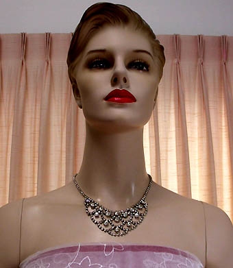 a beautiful vintage costume jewelry necklace unsigned