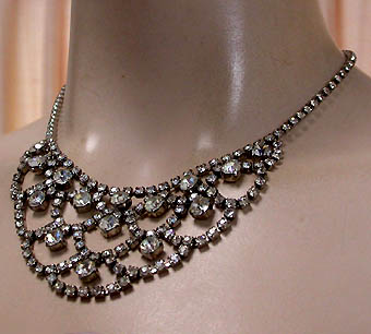 a beautiful vintage costume jewelry necklace unsigned