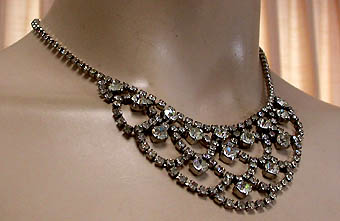 a beautiful vintage costume jewelry necklace unsigned