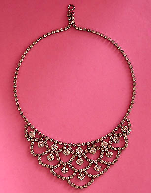 a beautiful vintage costume jewelry necklace unsigned