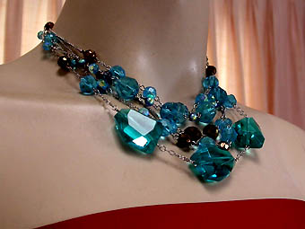 a beautiful vintage costume jewelry necklace unsigned