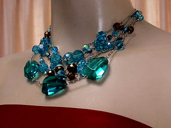 a beautiful vintage costume jewelry necklace unsigned