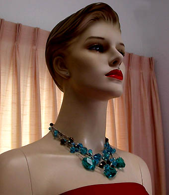 a beautiful vintage costume jewelry necklace unsigned