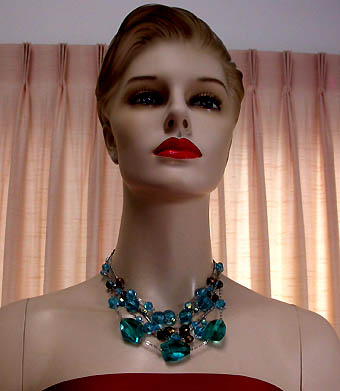 a beautiful vintage costume jewelry necklace unsigned