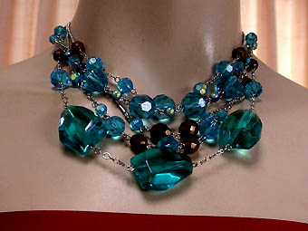 a beautiful vintage costume jewelry necklace unsigned