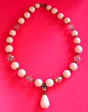 a beautiful vintage costume jewelry necklace unsigned