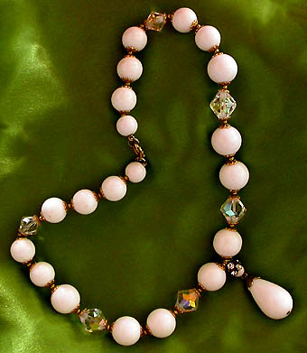a beautiful vintage costume jewelry necklace unsigned