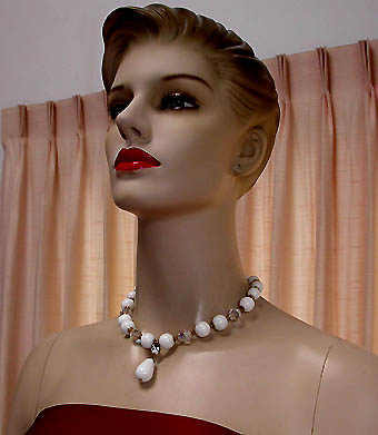a beautiful vintage costume jewelry necklace unsigned