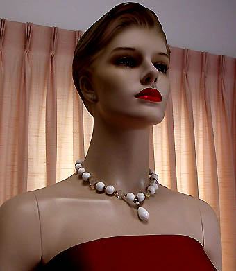 a beautiful vintage costume jewelry necklace unsigned