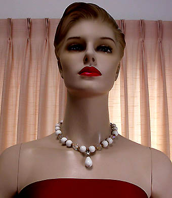 a beautiful vintage costume jewelry necklace unsigned