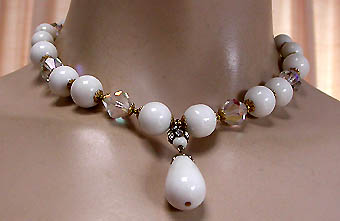 a beautiful vintage costume jewelry necklace unsigned