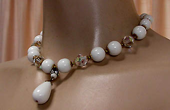 a beautiful vintage costume jewelry necklace unsigned