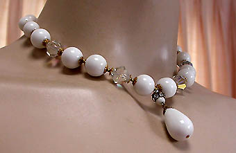 a beautiful vintage costume jewelry necklace unsigned