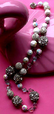 a beautiful vintage costume jewelry necklace unsigned