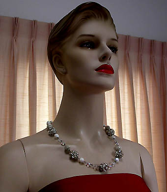 a beautiful vintage costume jewelry necklace unsigned