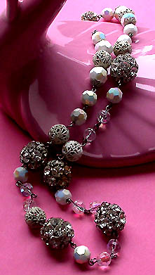 a beautiful vintage costume jewelry necklace unsigned