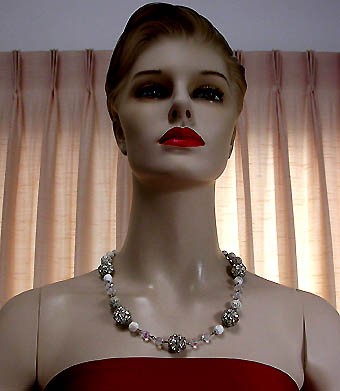 a beautiful vintage costume jewelry necklace unsigned