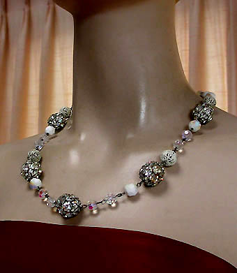 a beautiful vintage costume jewelry necklace unsigned