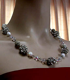 a beautiful vintage costume jewelry necklace unsigned