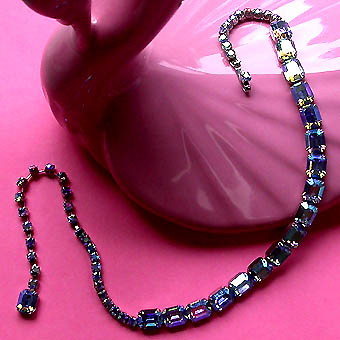 a beautiful vintage costume jewelry necklace unsigned