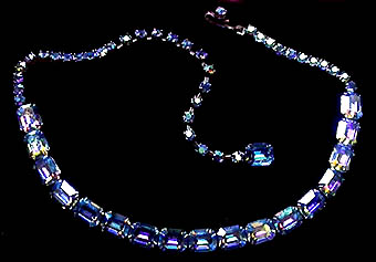 a beautiful vintage costume jewelry necklace unsigned