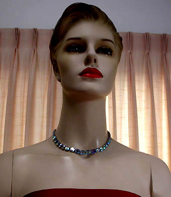 a beautiful vintage costume jewelry necklace unsigned