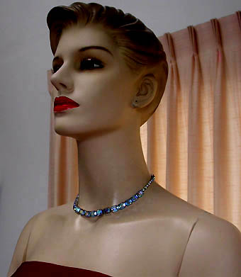 a beautiful vintage costume jewelry necklace unsigned