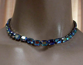 a beautiful vintage costume jewelry necklace unsigned