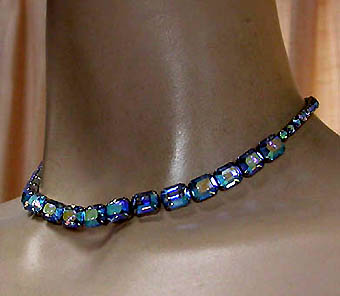 a beautiful vintage costume jewelry necklace unsigned