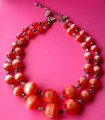 a beautiful vintage costume jewelry necklace unsigned