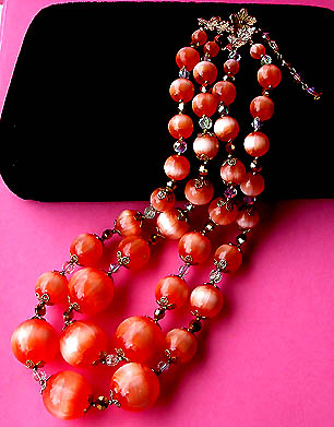a beautiful vintage costume jewelry necklace unsigned