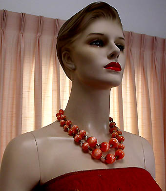 a beautiful vintage costume jewelry necklace unsigned