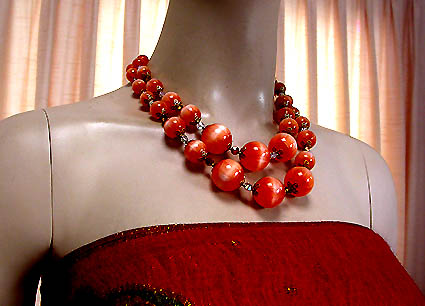a beautiful vintage costume jewelry necklace unsigned