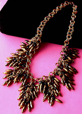 a beautiful vintage costume jewelry necklace unsigned