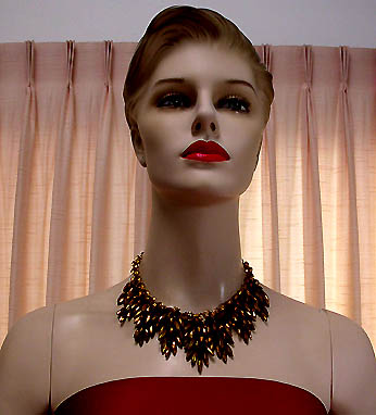 a beautiful vintage costume jewelry necklace unsigned
