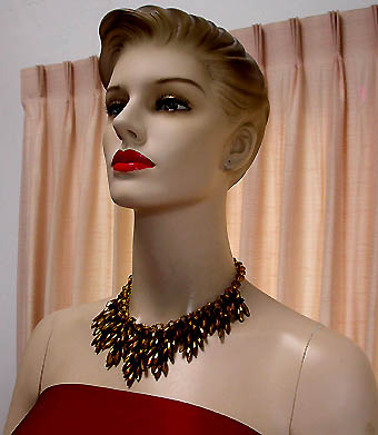 a beautiful vintage costume jewelry necklace unsigned