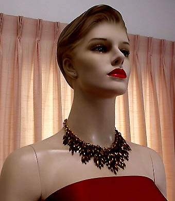 a beautiful vintage costume jewelry necklace unsigned