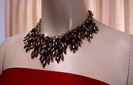 a beautiful vintage costume jewelry necklace unsigned
