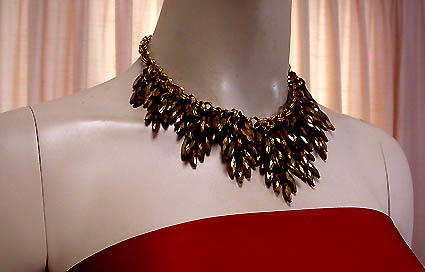 a beautiful vintage costume jewelry necklace unsigned