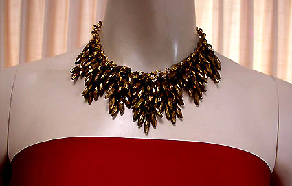 a beautiful vintage costume jewelry necklace unsigned