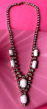 a beautiful vintage costume jewelry necklace unsigned