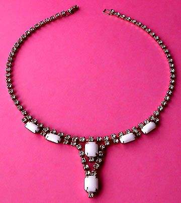 a beautiful vintage costume jewelry necklace unsigned
