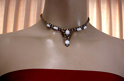 a beautiful vintage costume jewelry necklace unsigned