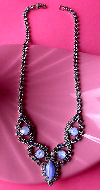a beautiful vintage costume jewelry necklace unsigned