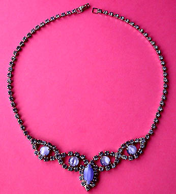 a beautiful vintage costume jewelry necklace unsigned