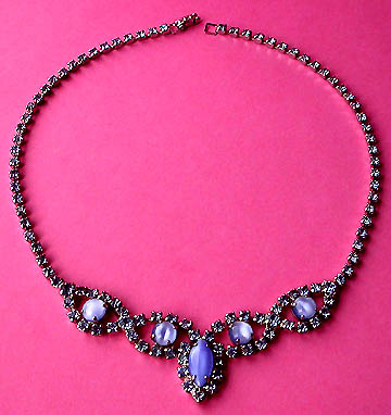 a beautiful vintage costume jewelry necklace unsigned