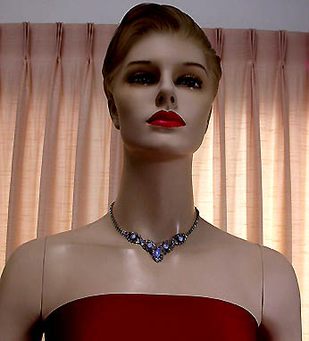 a beautiful vintage costume jewelry necklace unsigned