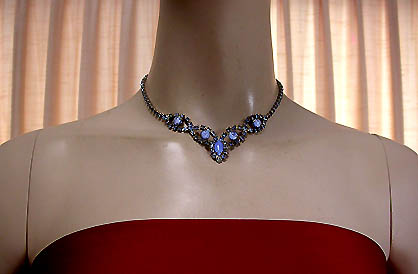 a beautiful vintage costume jewelry necklace unsigned