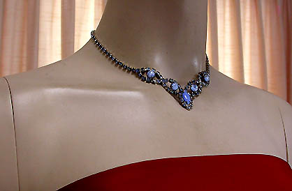 a beautiful vintage costume jewelry necklace unsigned